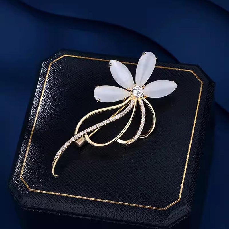 Blumenbrosche Damen Modische und elegante Brosche, Leichter Luxus, Nische und High-End-Designgefühl Brosche Anzug