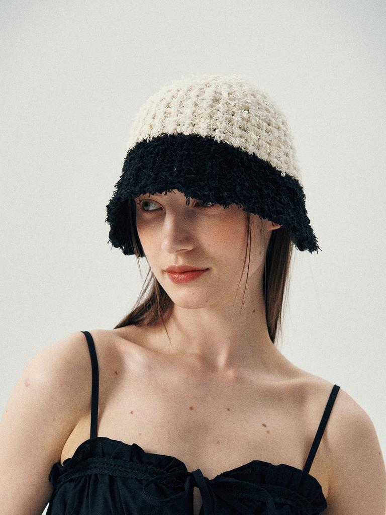 Olinkeompeulliteu Poodle Bucket Hat (Ivory & Black)