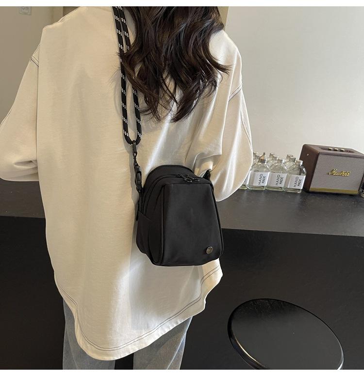 Сумка через плечо женская универсальная однотонная простая модная сумка-ракушка 2024 года — фото 12