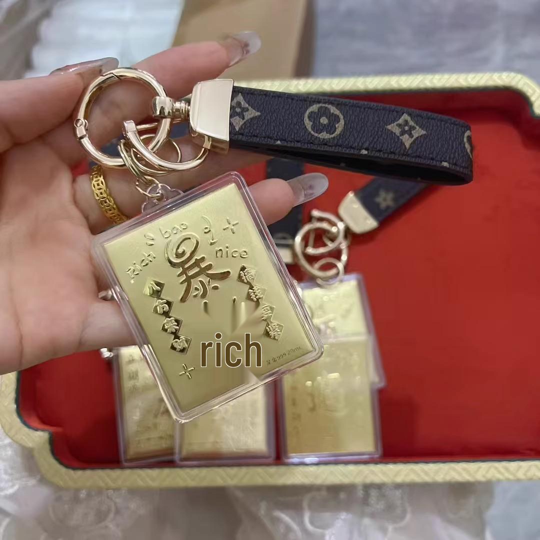 

Брелок-подвеска Ключ к богатству из золота 999 пробы: Принесите щедрую удачу с этой элегантной сумкой и аксессуаром для телефона