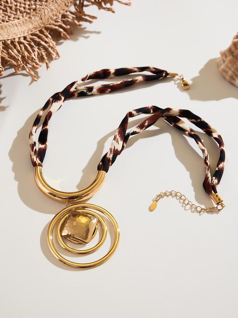 Qiong Yao Design Sense Photochromic Geometric Pendant, Long Leopard Print Necklace, Simple 18K Gold Plated Clavicle Chain.