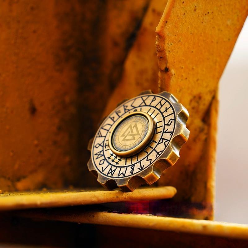 Vtipný oboustranný vikingský pirátský retro mosazný EDC fingertip gyro kovová dekompresní prstová hračka dárek pro dospělé