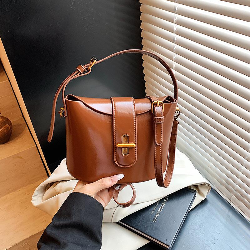 

Fashion women s handbag small bag 2025 new retro simple bucket bag versatile shoulder messenger bag коричневый