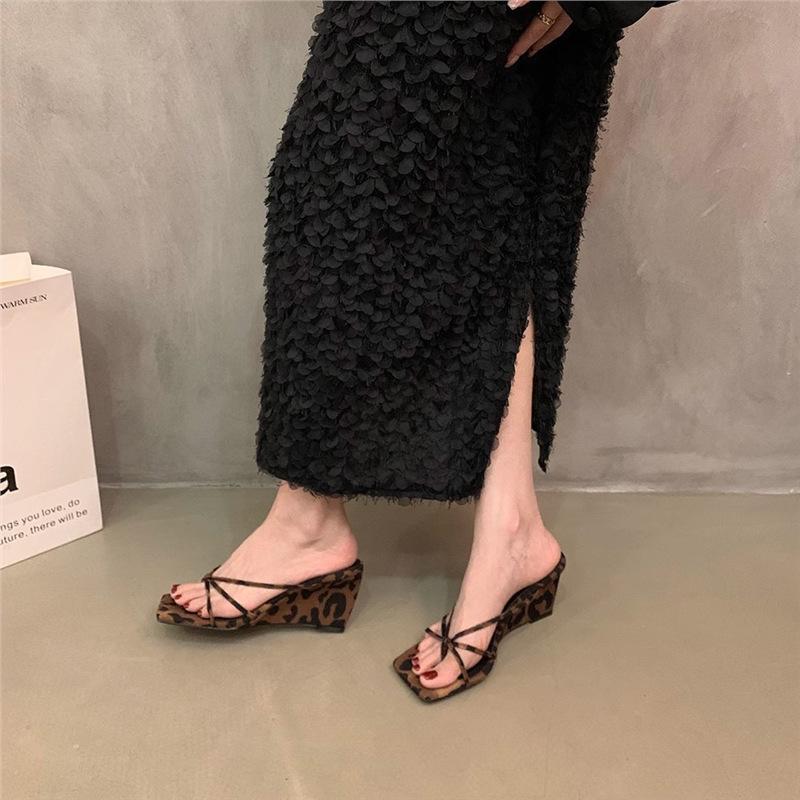 Niche high-heeled leopard print cool slippers fashionable outer wear 2025 new summer French beautiful slope heel with skirt sandals