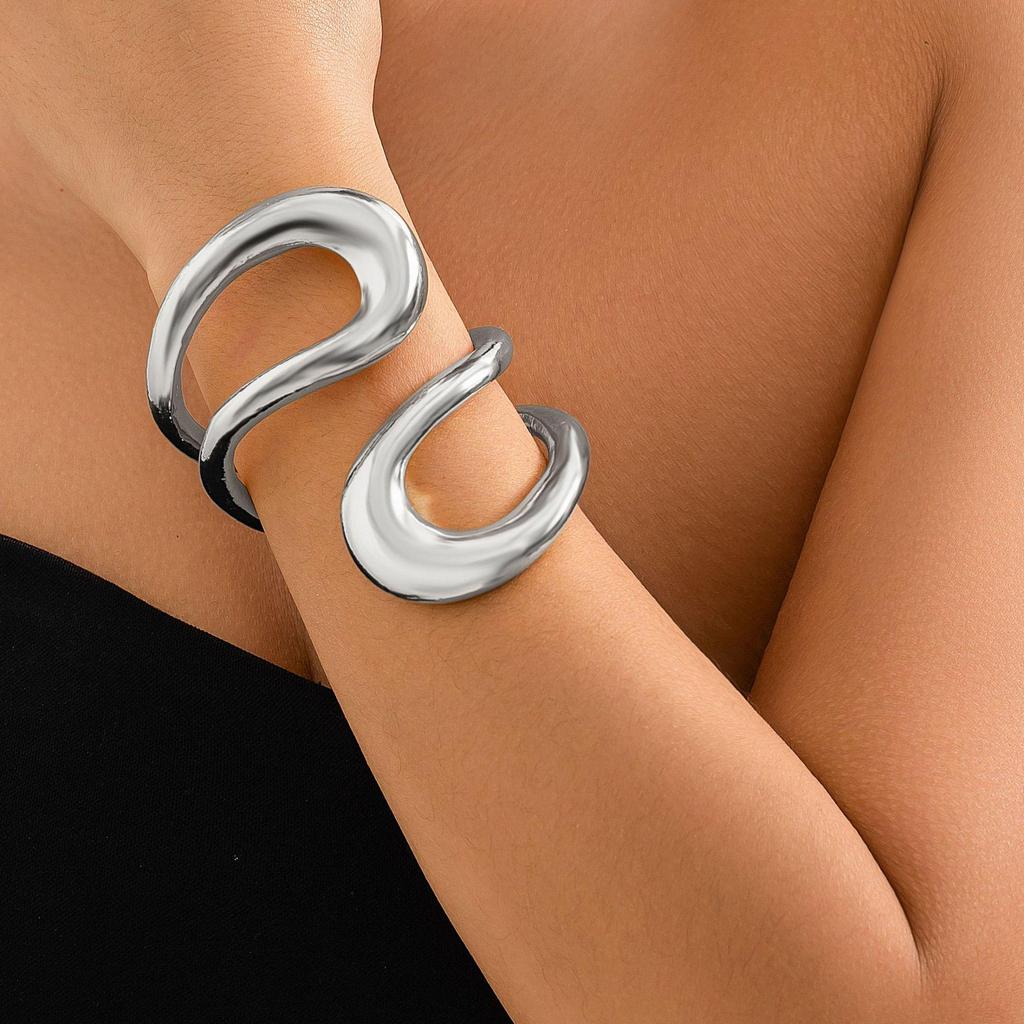 Glossy Retro Irregular Round Metal Choker Necklace for Women