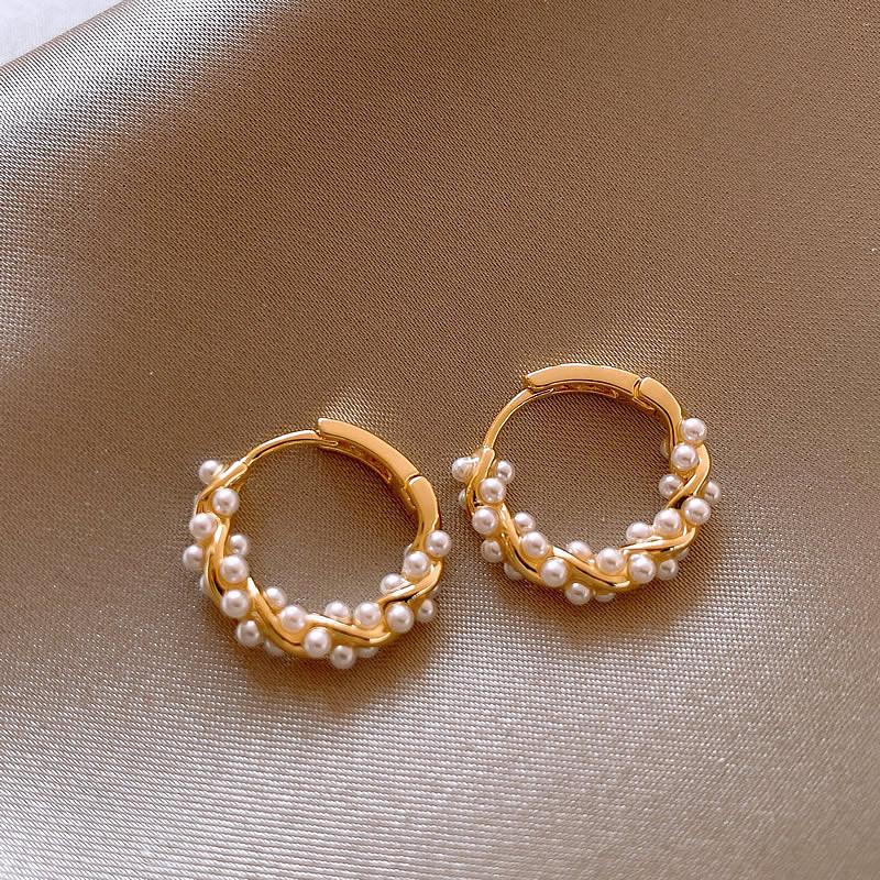 Luxurious and Sophisticated Pearl Ring-style Ear Studs, A Unique and Delicate Piece of Jewelry with A Feminine Touch.