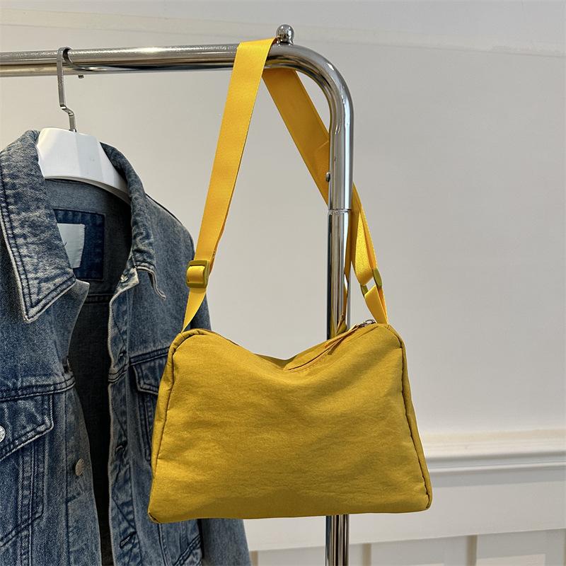 

Сумка из ткани Оксфорд женская 2025 осень новая текстурированная сумка через плечо модная простая ретро однотонная большая вместимость маленькая квадратная жёлтый