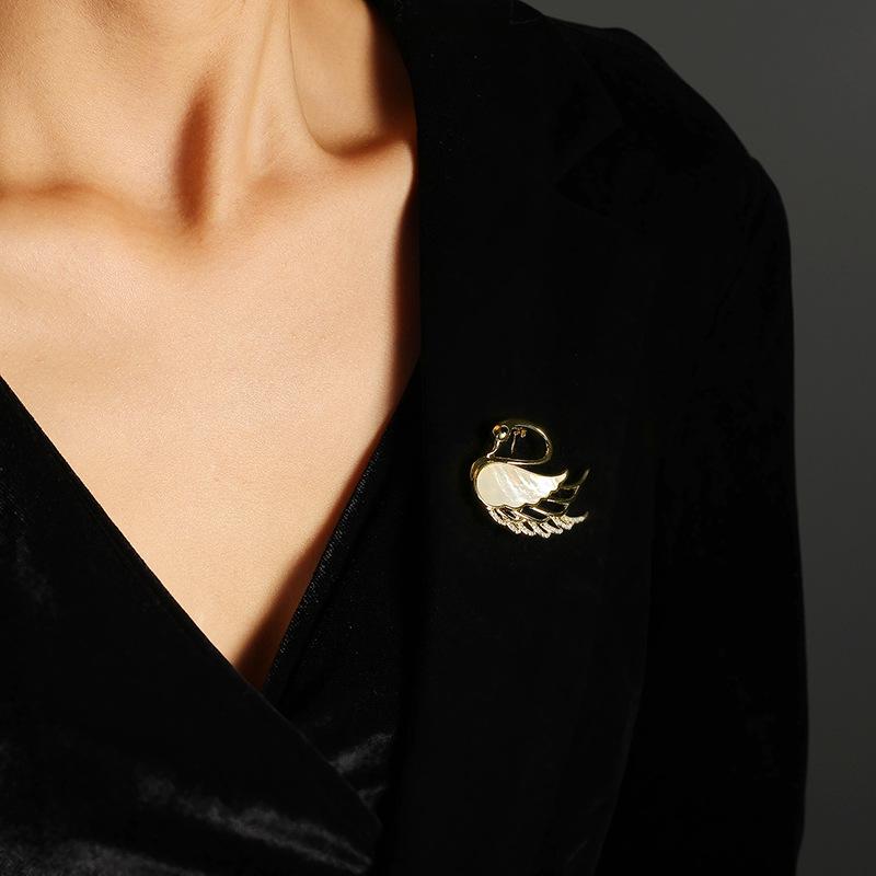 Elegant Zirconia Swan Brooch for Women - Coat Accessory, Wedding Boutonniere, Gift Pin