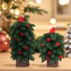Weihnachts-Mini-Schlafzimmer Simulierte Kiefernadelbaum-Atmosphäre Dekoratives Rotes Haarball-Schreibtischornament Festivaldekoration