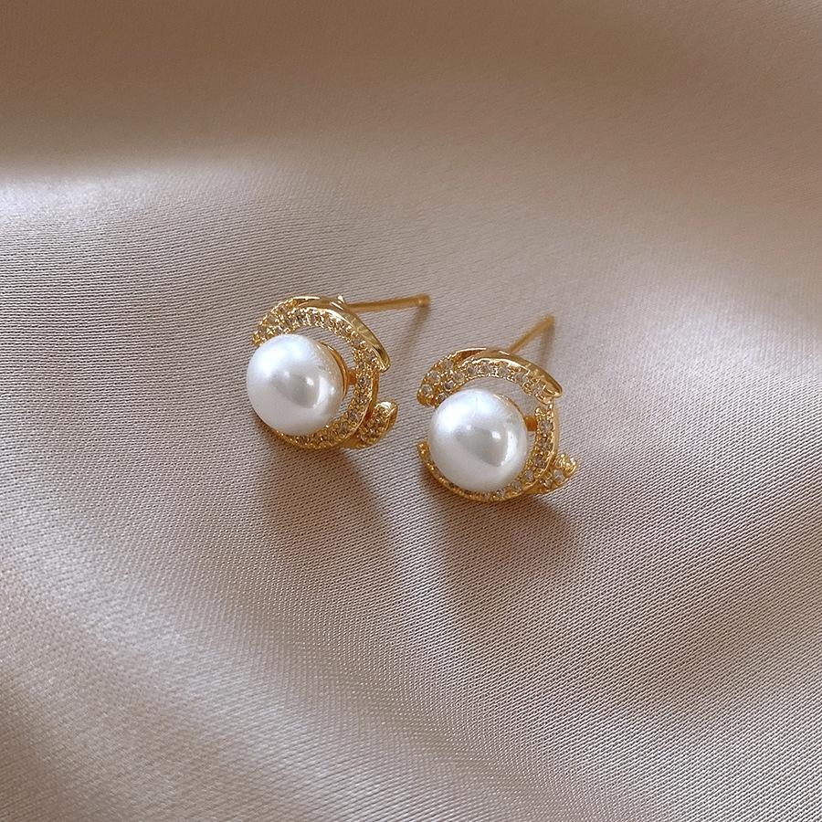 

Серьги-пусеты из цинкового сплава с иглами, с цирконом и жемчугом, двойные C, для женщин, французские, ретро, элегантные, легкая роскошь, циркон высокого класса