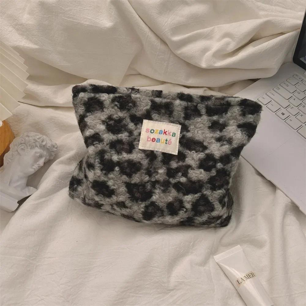 Fashion Retro Striped Clutch Bag Women Cosmetic Bag Plush Toiletry Bag Makeup Bags Makeup Pouch Case Travel Cosmetic Organizer