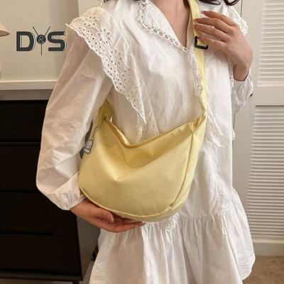 Borsa a Spalla da Donna a Forma di Raviolo Chiusura con Cerniera con Ciondolo Grande Capacità Tracolla Regolabile Colore Solido Pendolare Viaggio Borsa a Spalla