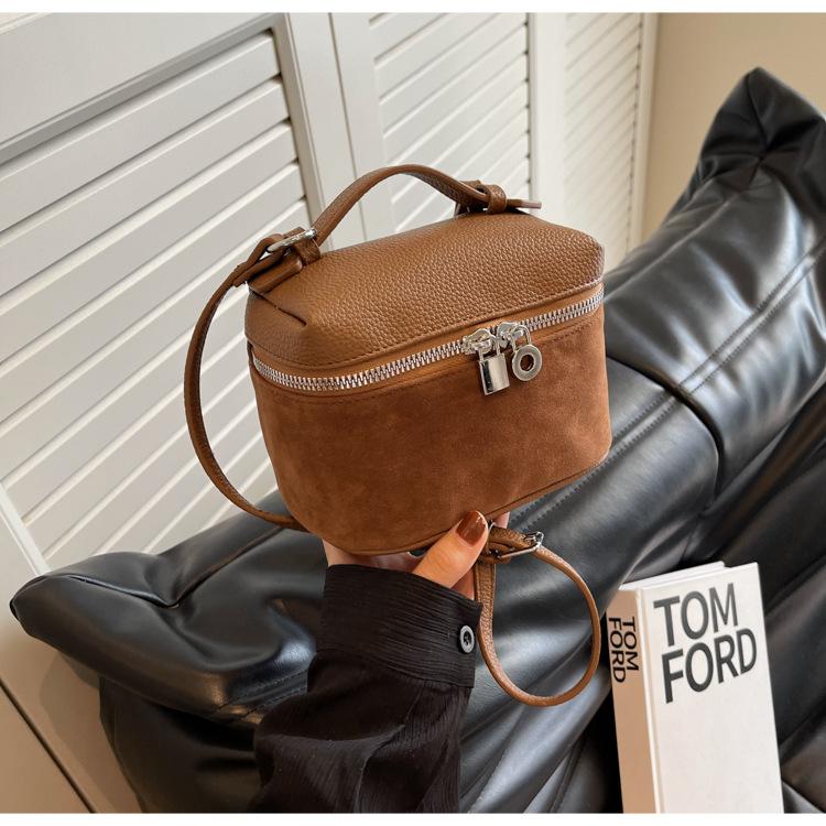 

This year s popular bag women s bag 2025 new niche design messenger bag retro portable small square bag хаки