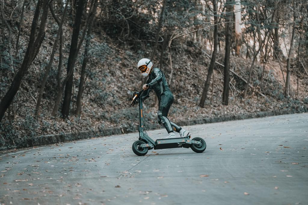 Patinete Elétrico KuKirin G4 – Motor de 2000W, 70km/h, Autonomia de 75km, Bateria 60V 20Ah, Freios a Disco Duplos, Pneus Sem Câmara de 11", Design Dobrável