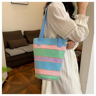 2025 Frühling und Sommer neue Regenbogenstreifen Kontrastfarbe Schulter-Webtasche große Kapazität Mode Eimertasche