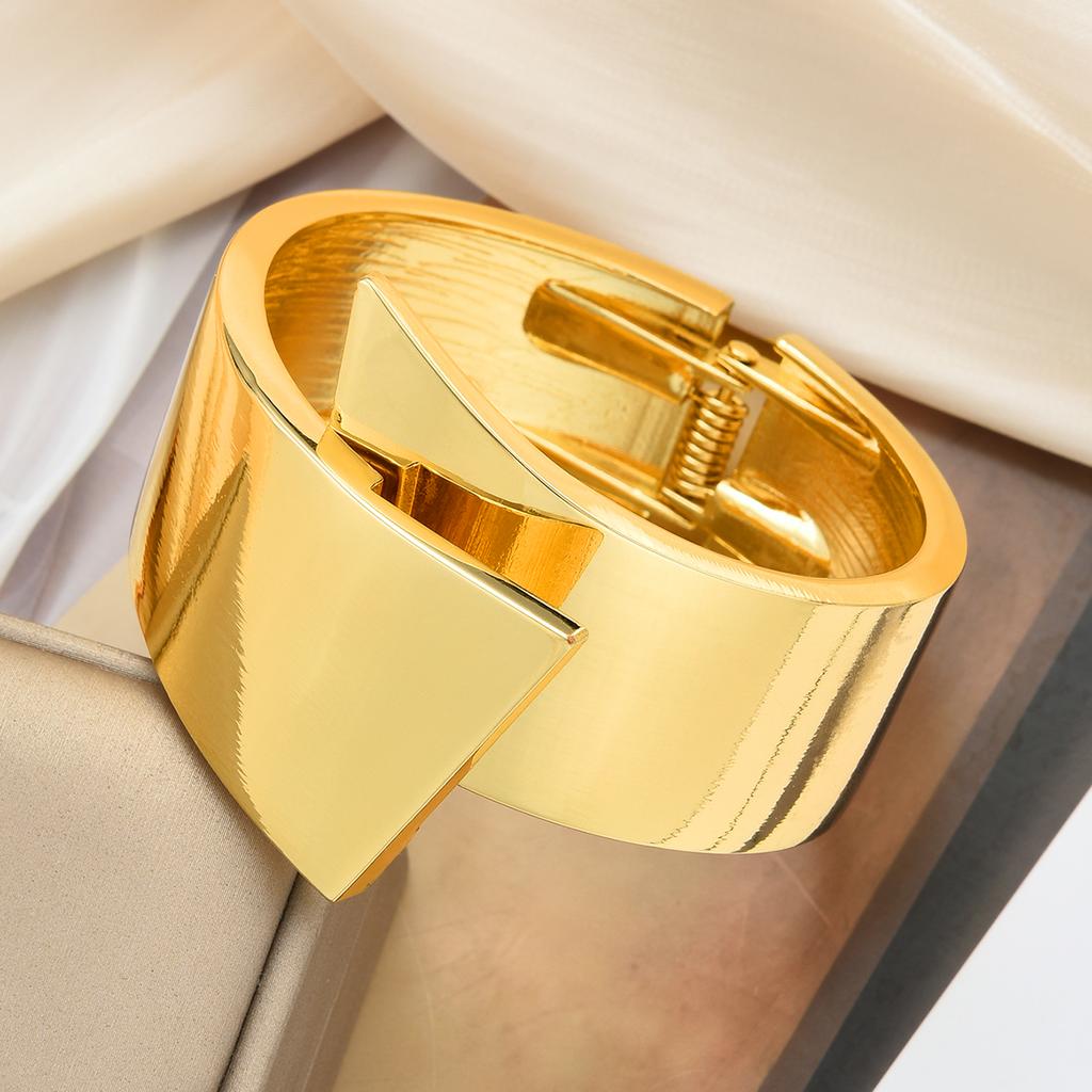 17KM Glänzende Oberfläche Schlichter Breiter Gesichtskreis Armreif Modeschmuck Frauen Trendig Glänzend Täglich Party Accessoire Dekoratives Geschenk für Sie