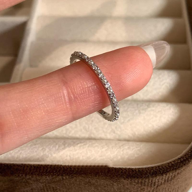 

Изысканное кольцо с жемчугом и бриллиантами - стильный, роскошный, уникальный модный аксессуар для женщин