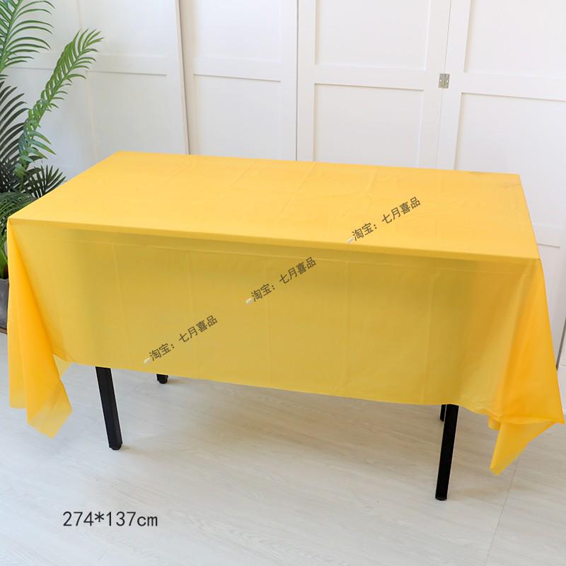 Zestaw zastawy stołowej na imprezę tematyczną Halloween: Obrus dyniowy, Talerzyki i kubki jednorazowe