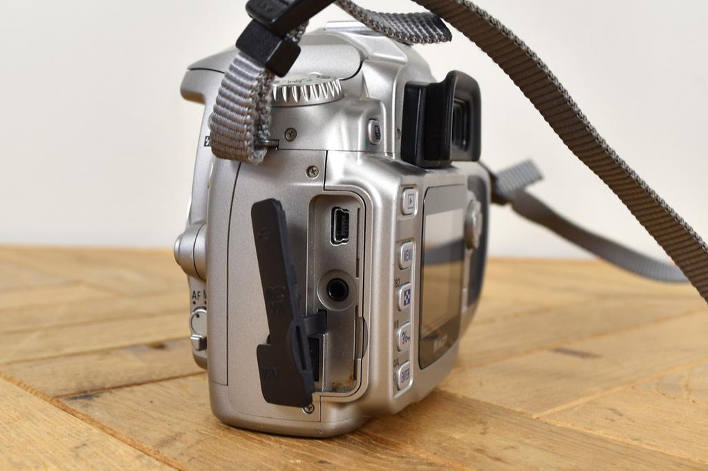 Nikon D50 6.1 MP Digital SLR Camera Body Only Silver Tested