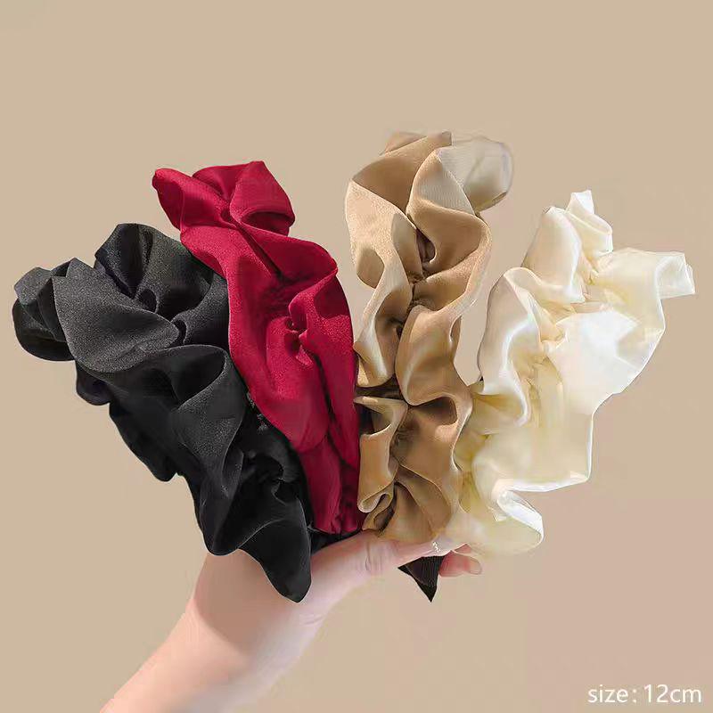 Retro Scrunchie Stirnband mit hoher Krone: Aufwerten mit einem plissierten Holzohr mit breiter Krempe für einen schlankeren Look und verbesserte Höhe.