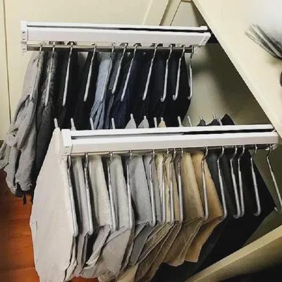 Wieszak teleskopowy do szafy montowany na górze 45 cm: Wysuwany wieszak na ubrania do przechowywania w garderobie