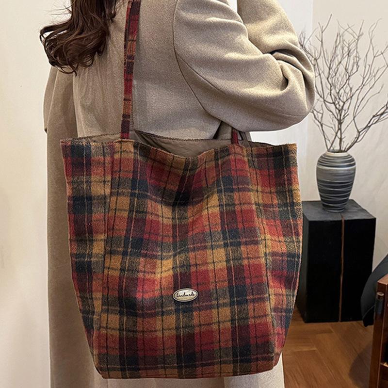 2025 new Korean tote bag large capacity women's niche plaid commuter handbag shoulder bag underarm bag
