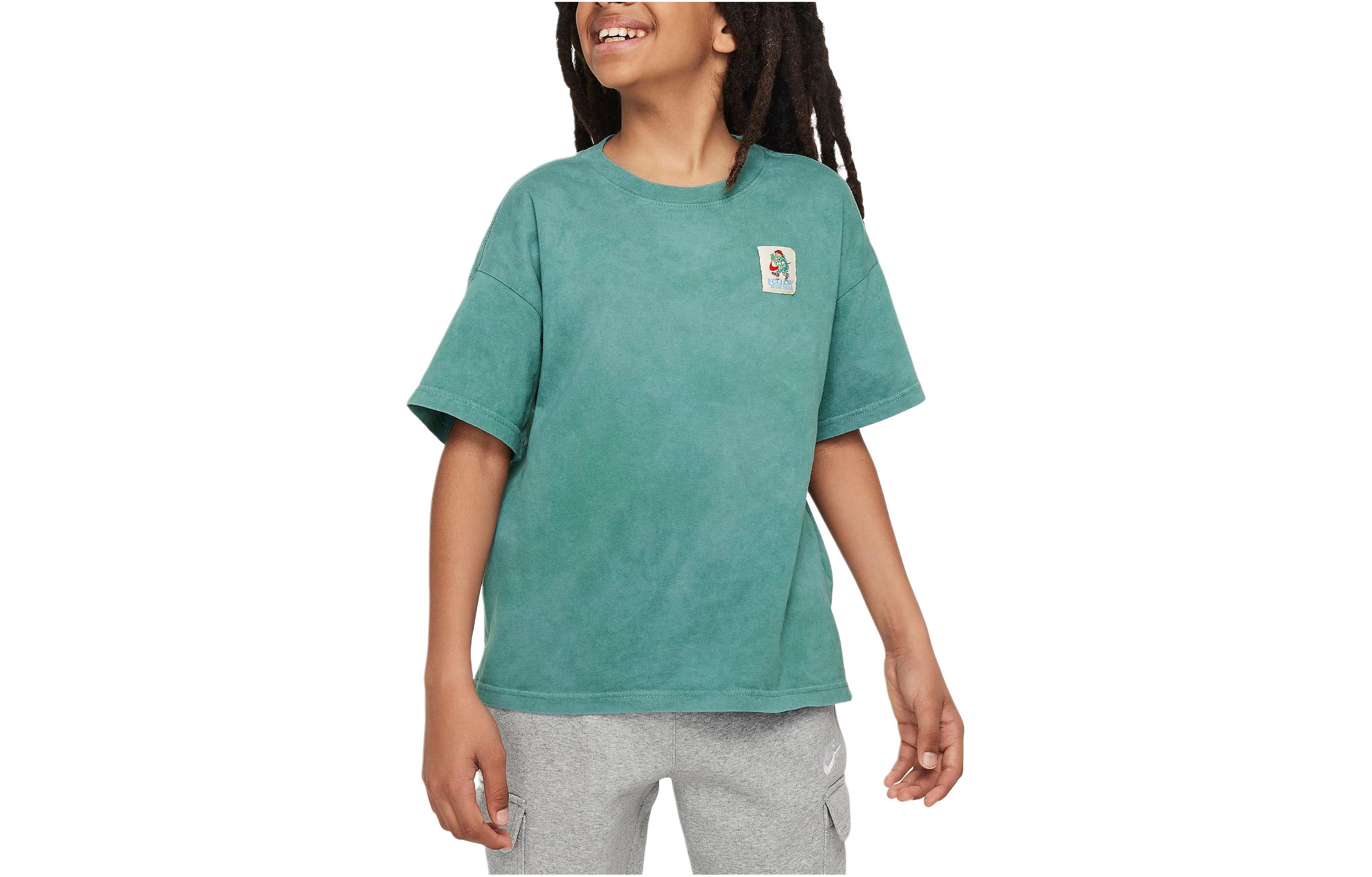 

Nike T Shirt Sportswear Green Kids FV5416-361 M