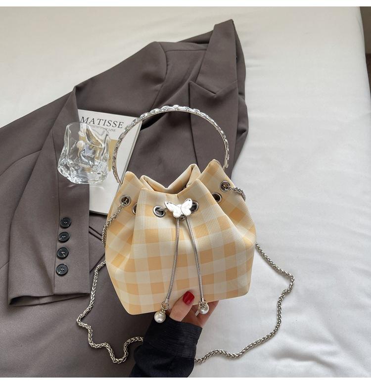 

Корейский нишевый дизайн простая и модная портативная маленькая сумка женская 2025 лето новая сумка-ведро через плечо в клетку тренд жёлтый