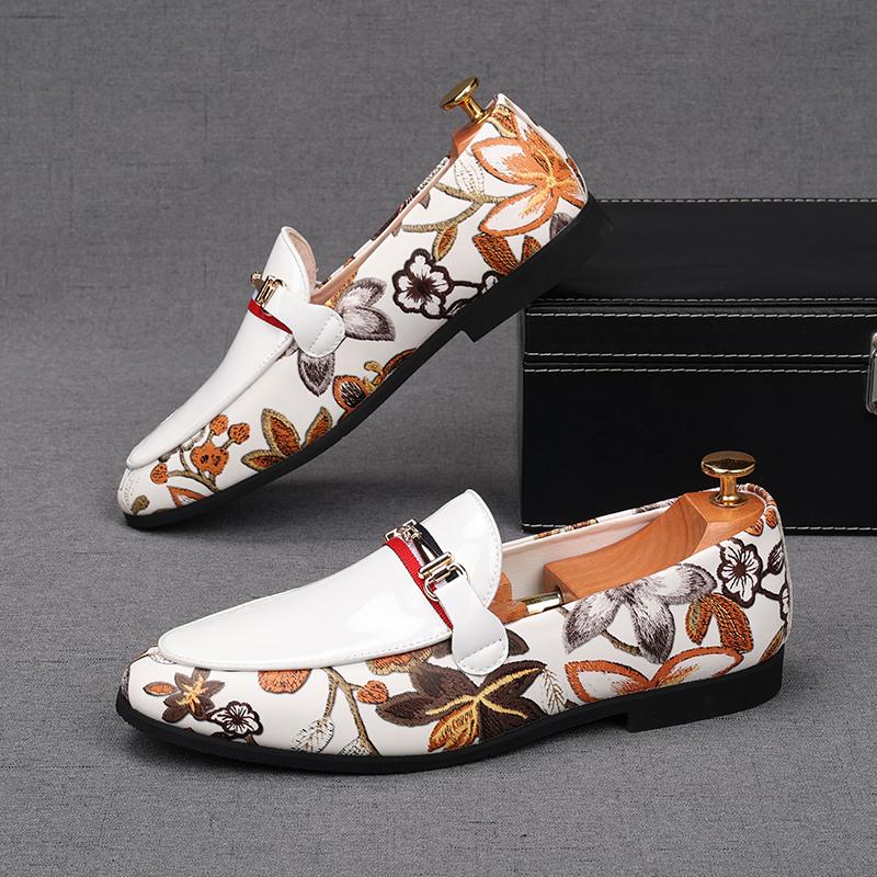 Fashion New White Black Print Pattern Patent Leather Slip On Shoes For Men Male Wedding Dress Prom Homecoming Shoes Zapatos Hombre