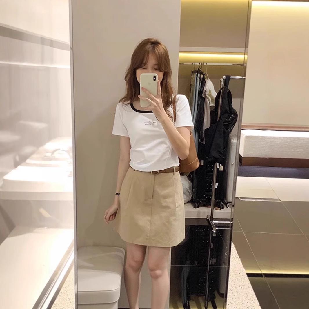 

Женский летний кроп-топ с квадратным вырезом, цветными блоками и короткими рукавами - стиль американской горячей девушки, стройнящий и модный. M белый