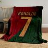 Texturierter "Ronaldo 7" auf einem diagonal geteilten roten und grünen Hintergrund. Decke für alle Jahreszeiten Mittagspause Überwurf Geschenk