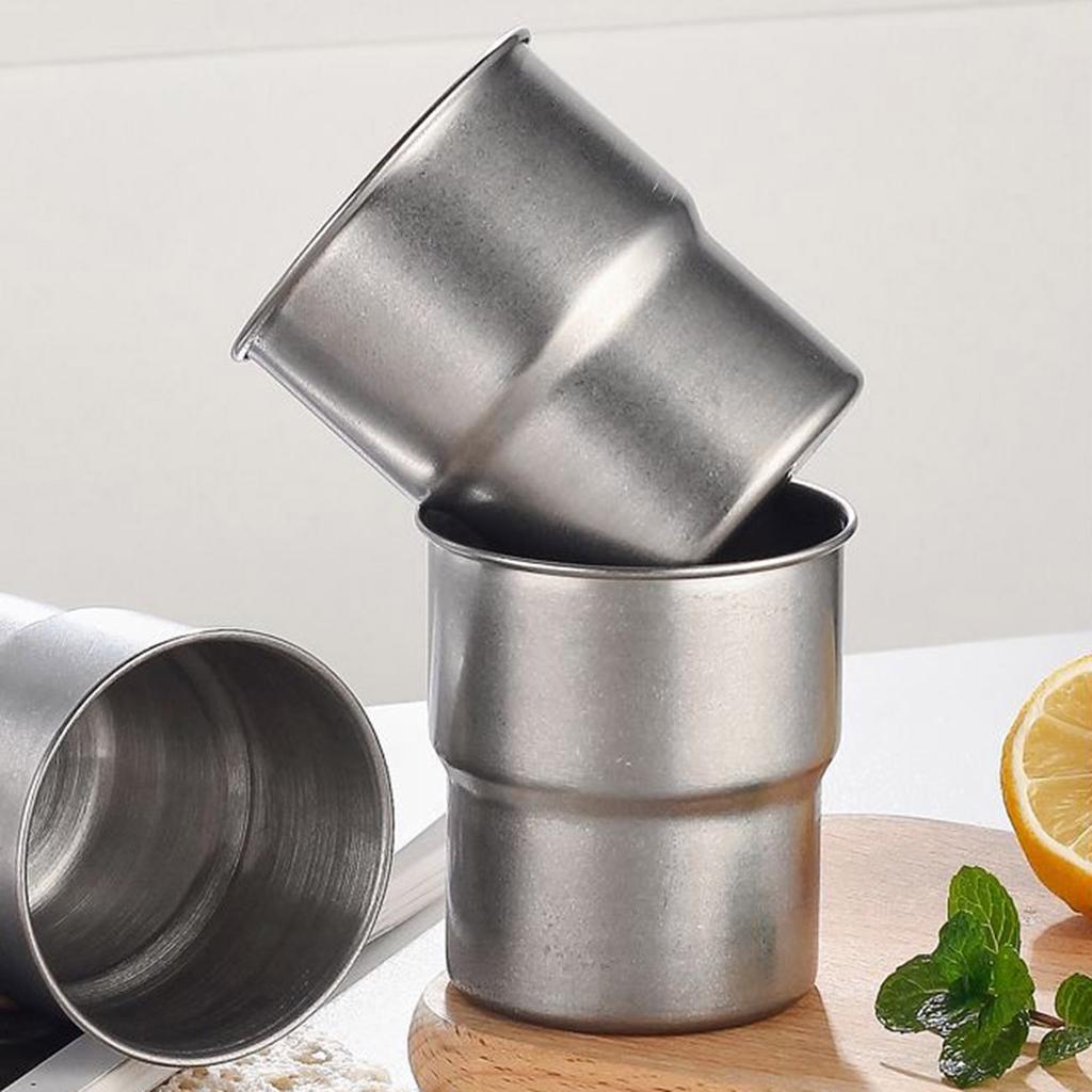 4 Stück Edelstahl Kaffeebecher Set Rostbeständiges Trinkgeschirr Stapelbarer Bierbecher für Camping und Outdoor-Gebrauch