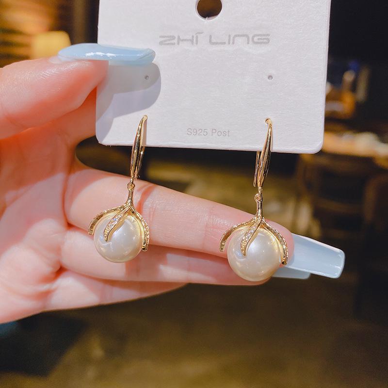 Trendy Pearl S925 Silver Needle Stud Earrings – Unique, Versatile, Fashionable Design Electroplated
