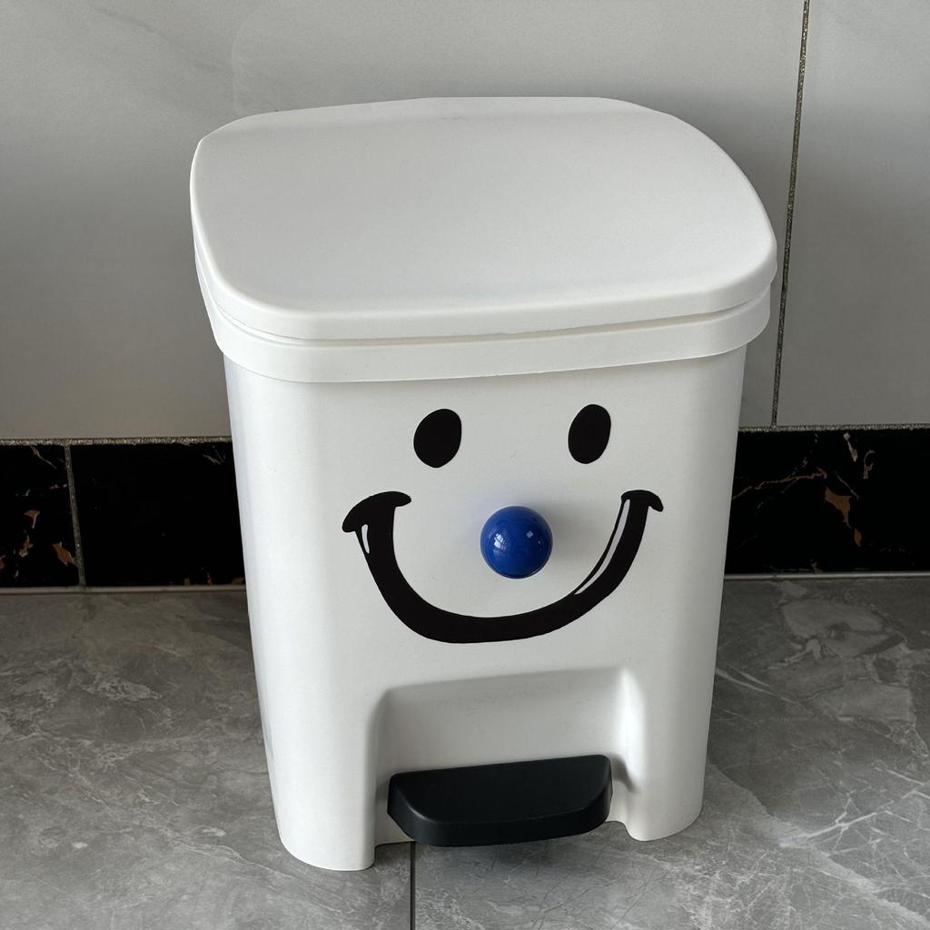 New Smile Clown Trash Can: Large Capacity Foot Pedal Bin with Lid, Stylish Design for Home, Bedroom, Living Room, and Kids' Room