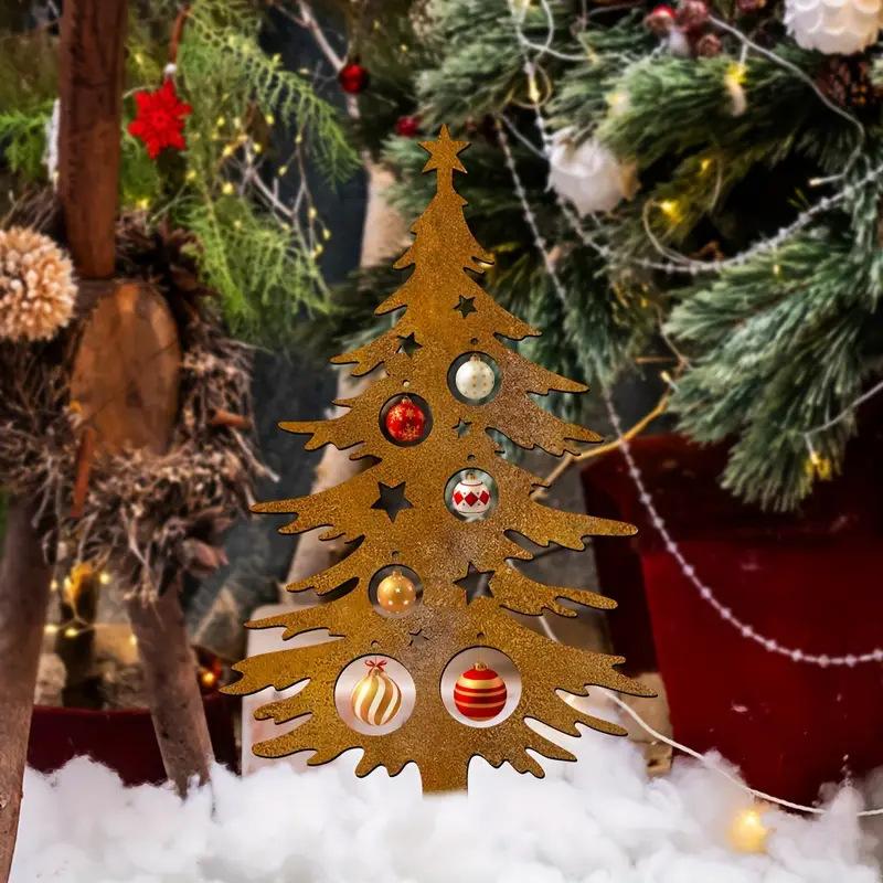 Vintage rostiger Metall-Weihnachtsbaum-Gartenständer mit Sternen und Dekorationen, entworfen für die Feiertagsdekoration