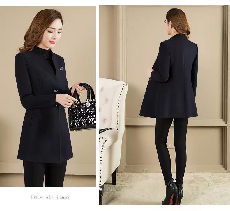 Dámský vlněný kabát střední délky se slim fit střihem a krátkým stojáčkem na podzim/zimu