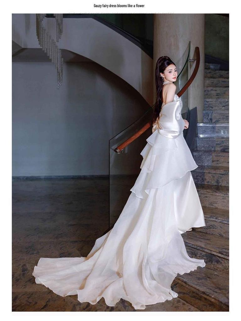 Elegantní saténové svatební šaty bez ramínek, střihu rybího ocasu, s vlečkou pro nevěstinu recepci nebo zásnubní hostinu.