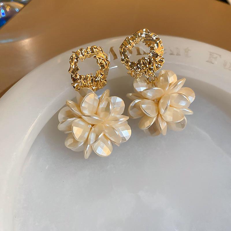 White pearl shell fringed earrings fashionable and elegant temperament earrings French light luxury high-end earrings women