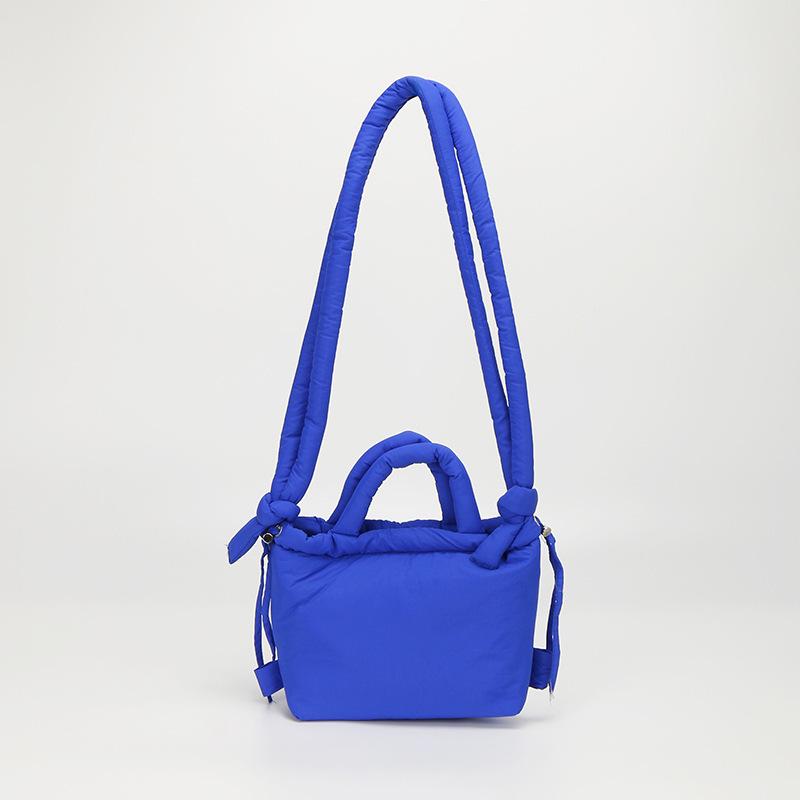 

Нишевый дизайн 2025 Хлопковая стеганая сумка кроссбоди и тоут - Легкая, Универсальная, Модная, Однотонная, Повседневная сумка с одним отделением.