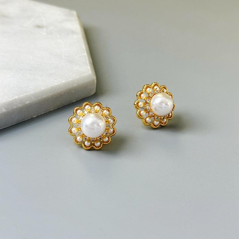 Fashion And Trendy Hollow Flower Stud Earrings Temperament Simple High-End Earrings Women золотой