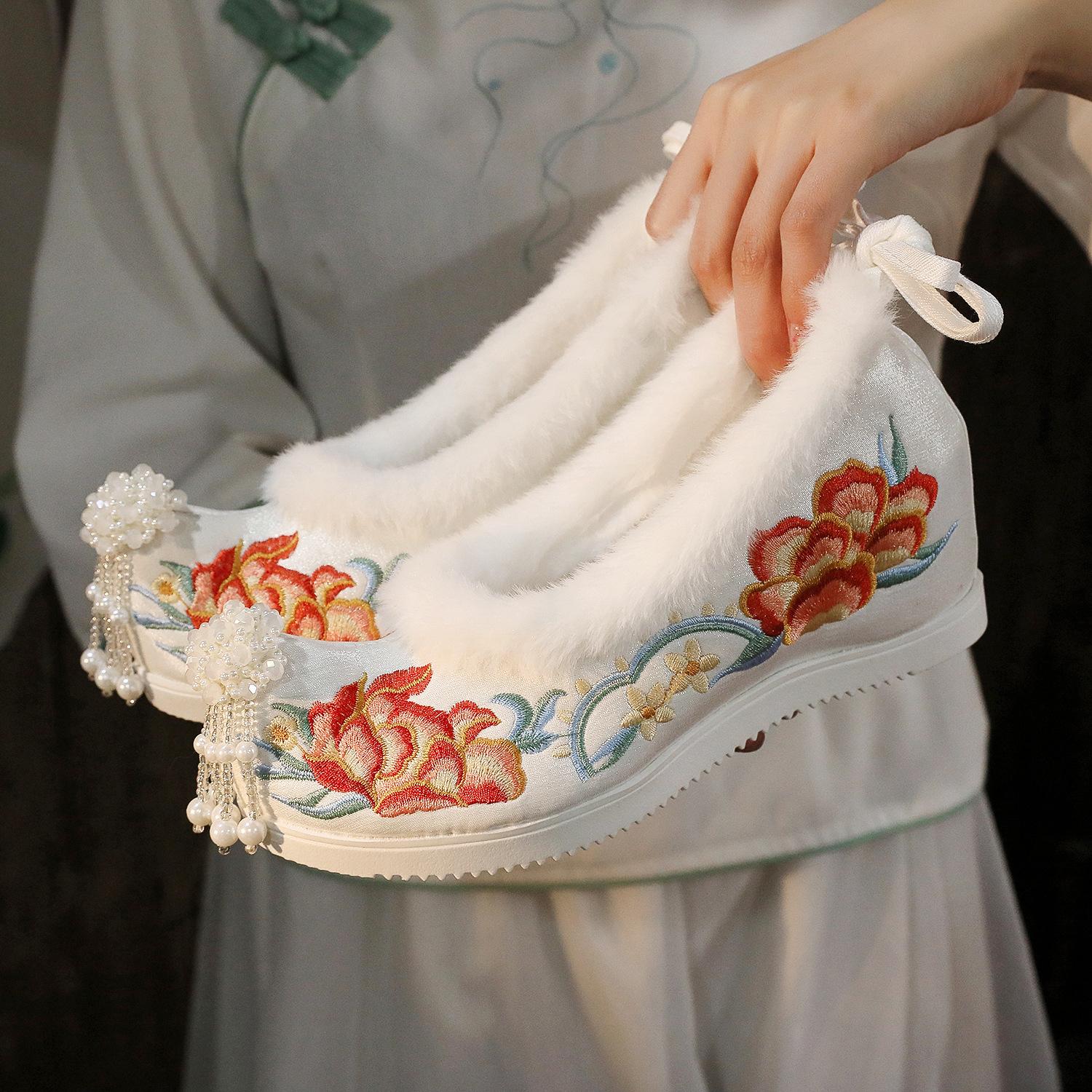 

Вышитые туфли в стиле ханьфу с бантом в стиле ханьфу. Внутренняя высота увеличена на 6 см. 41