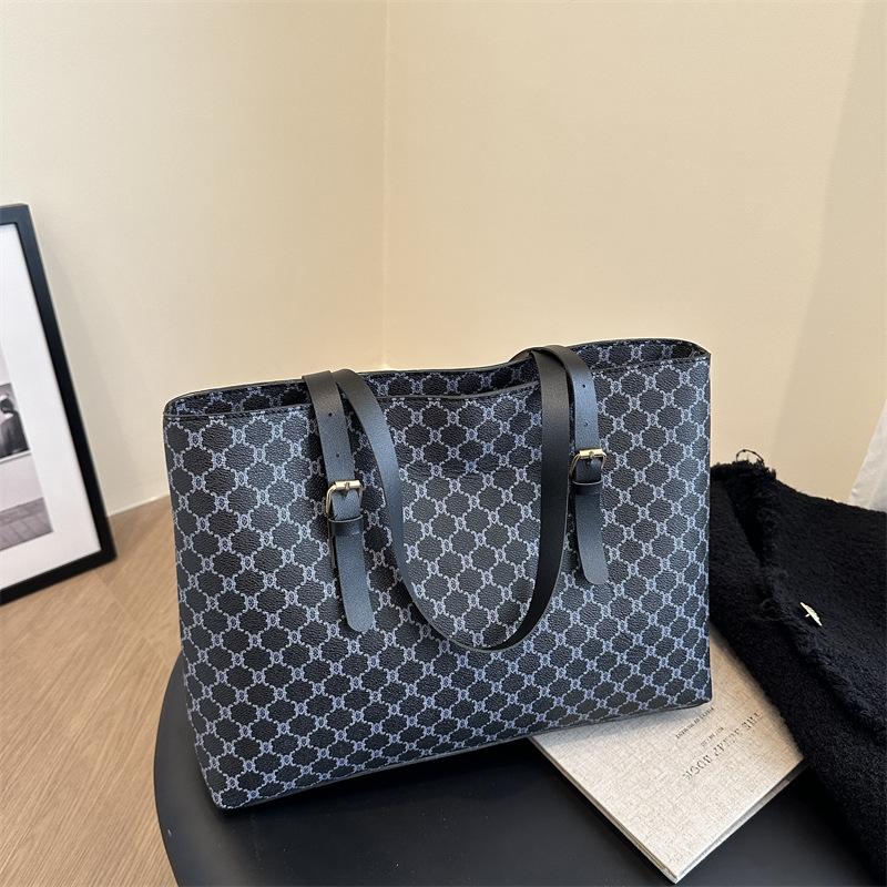 Underarm simple fashion large capacity retro portable autumn new commuter shoulder tote women's bag