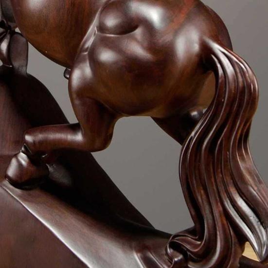 Holzpferd Figur Kleine Pferdestatue 2026 Chinesisches Neujahr Tierkreiszeichen Skulptur Feng Shui Büro Schreibtisch Ornament für Reichtum Glück