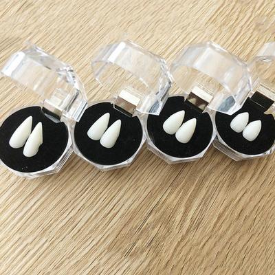 1 Paar Vampirzähne Eckzähne Gebiss Requisiten Halloween Kostüm Requisiten Falsche Zähne Fester Kleber Gebisshaftmittel Halloween Party Deko