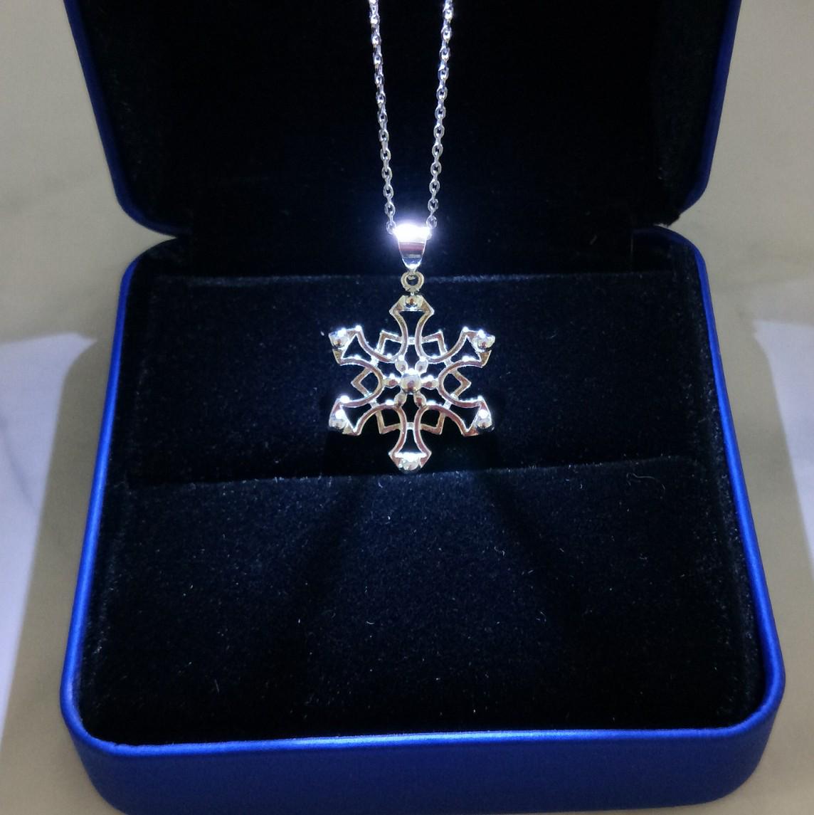 

Electroplated Snowflake Pendant Necklace: Ideal for Valentine s, Christmas, or Birthday Gifts