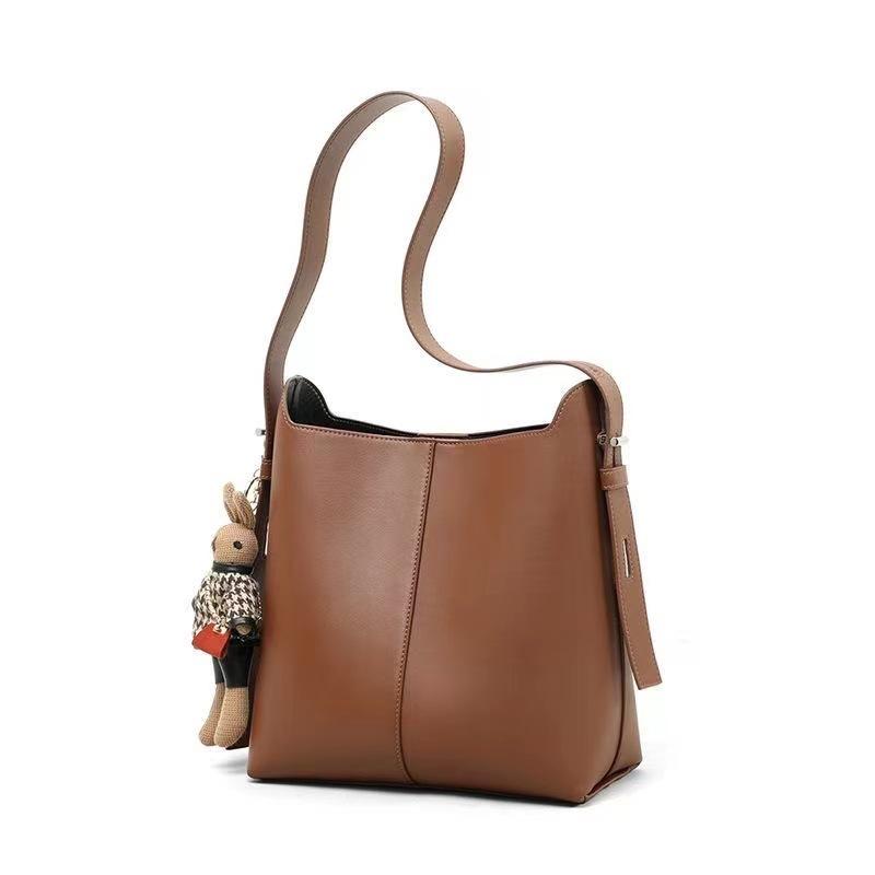 Luxurious Bucket Bag, Versatile Crossbody Bag for Women, Popular Internet Sensation, Large Capacity Casual Shoulder Bag with Bunny Accessory