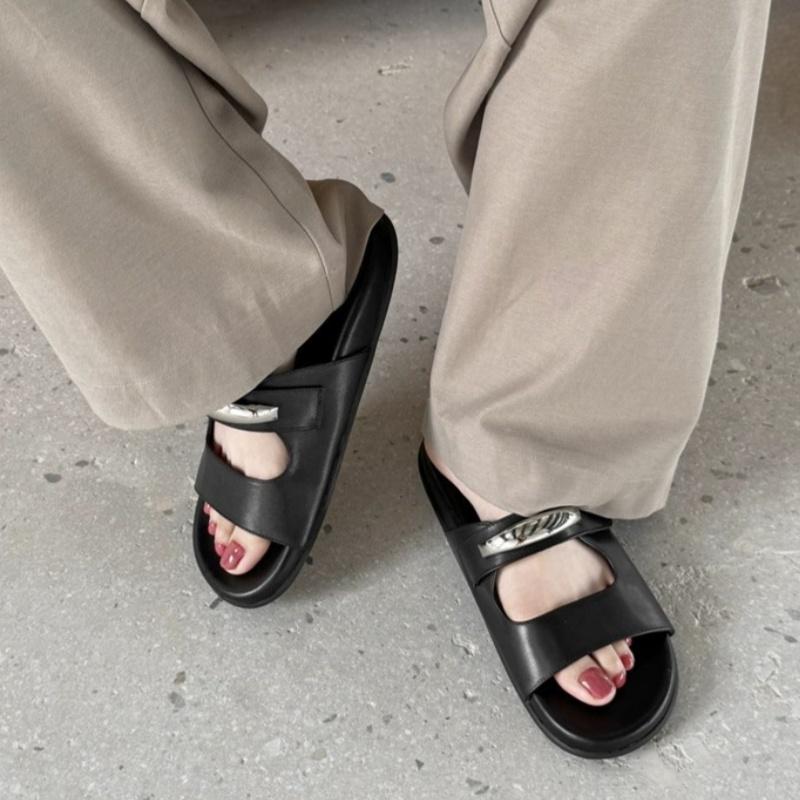 Fashion Summer Breathable Soft Women Slippers 2025 New Outside Comfortable Sandals Daily Dress Up Trend Women Slippers