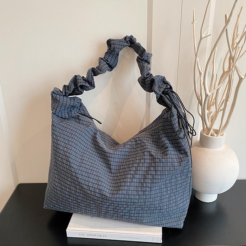 Folded large-capacity tote bag women's 2025 new fashion super fire commuter shoulder bag popular cloth bag messenger bag