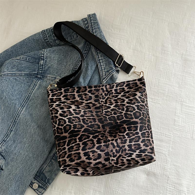 Leopard Print Bucket Bag For Women With Polyester Material And Zip Closure For Daily Casual Use