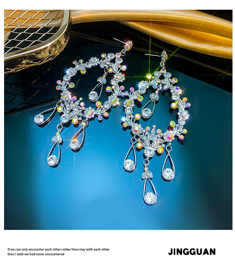 Utsökta ihåliga örhängen med blomdesign: Stilfulla bröllopsaccessoarer för kvinnor